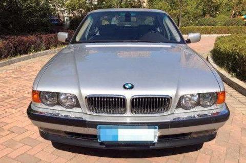 花一万块钱买了辆宝马7系，车主：比开劳斯莱斯还有面子！