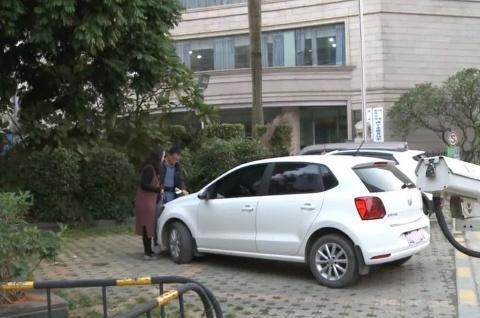 停车1小时要交328元，咋回事