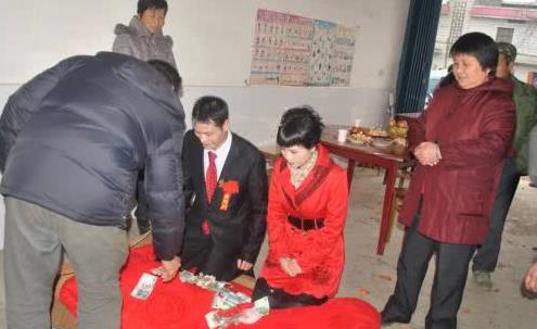 偷偷查了老公的银行卡,流水让我心慌,跟踪他竟