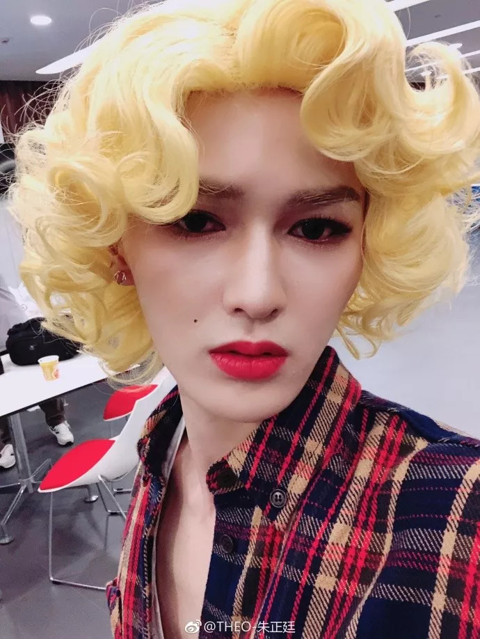 如果抹口红就是娘,那朱正廷的腹肌又代表什么