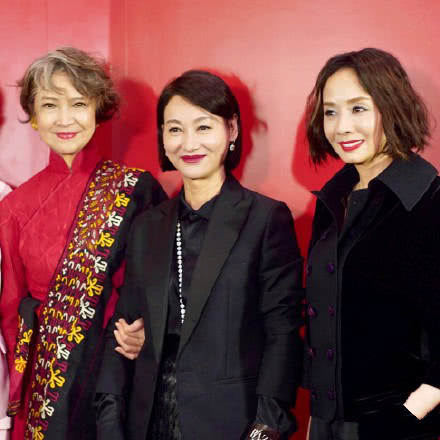 她自小右耳失聪,年轻时曾让谢贤伤心,后却向晚