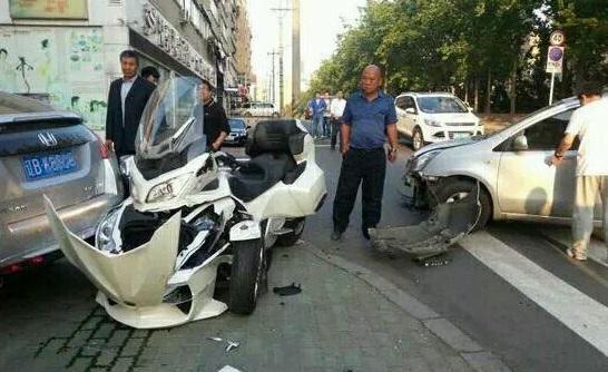 修车学徒偷骑顾客30万摩托车, 连撞本田日产: 修车20万