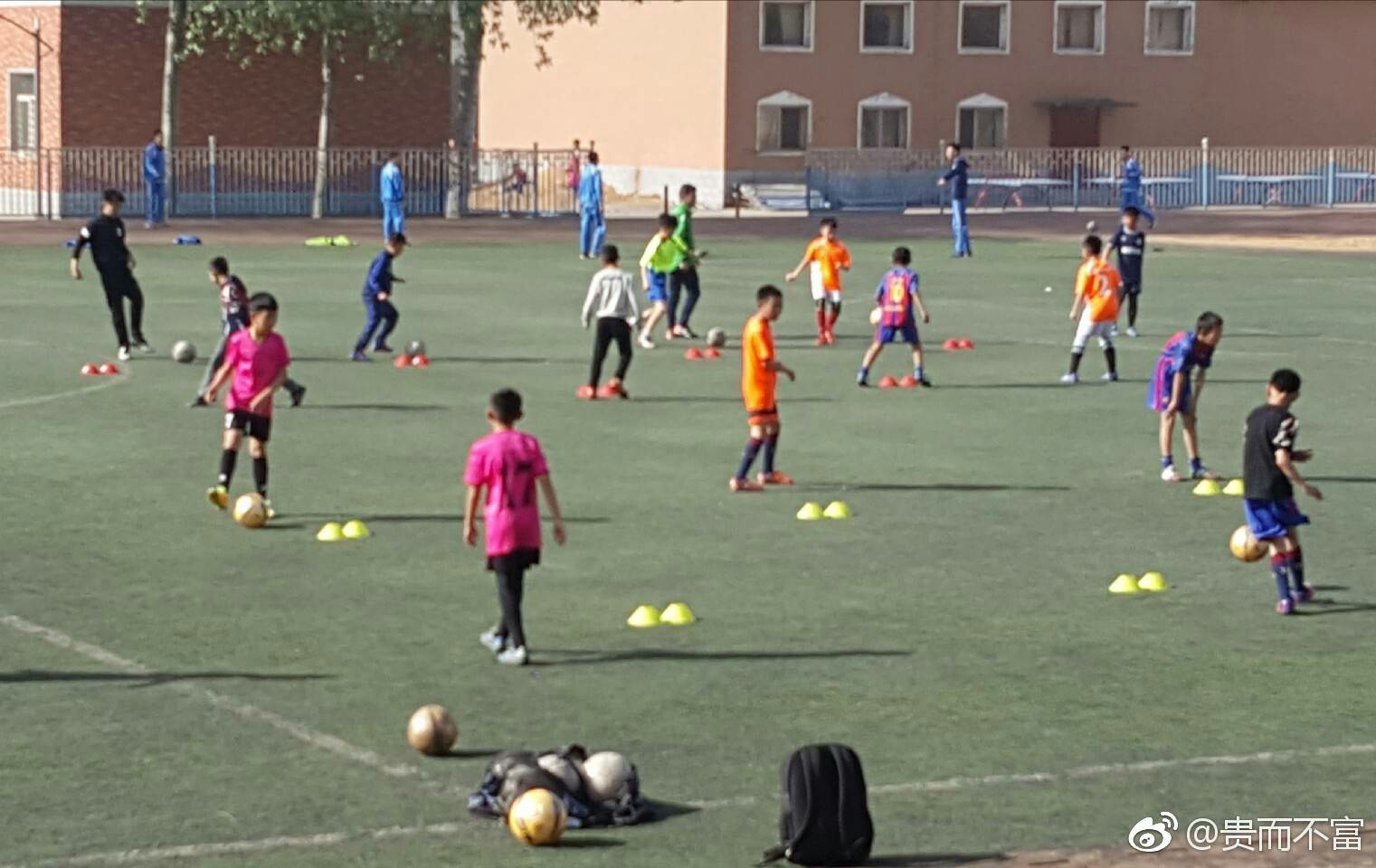 小学生足球训练必须把基础打好