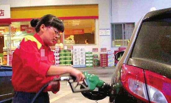 国内罕见的跑车, 超大排量加油站工作人员都感到惊讶