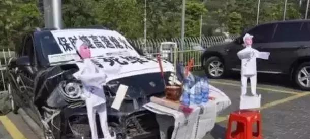 百万保时捷高速自动熄火，车主4S店门前摆灵堂，只为求公道！