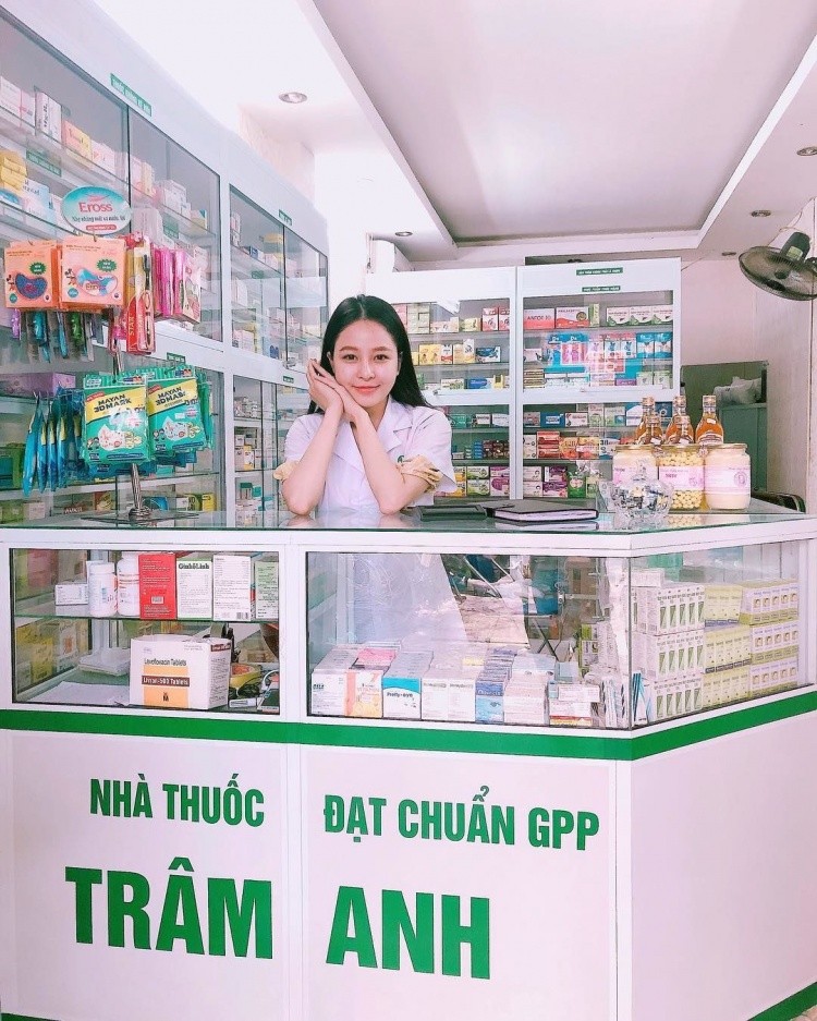 越南最火辣药剂师!这颜值客人光看痛痛就飞走