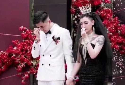抖音爆红的DJ纹身新娘,黑色婚纱代表至死不渝