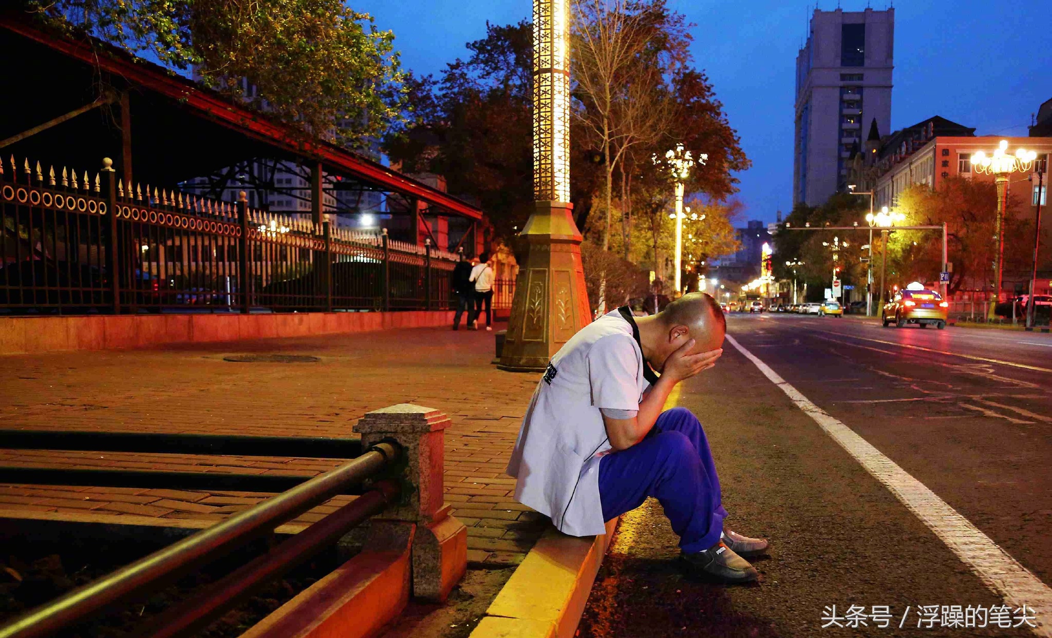凌晨的哈尔滨街头,一男子失声痛哭,其因让人心酸!儿子