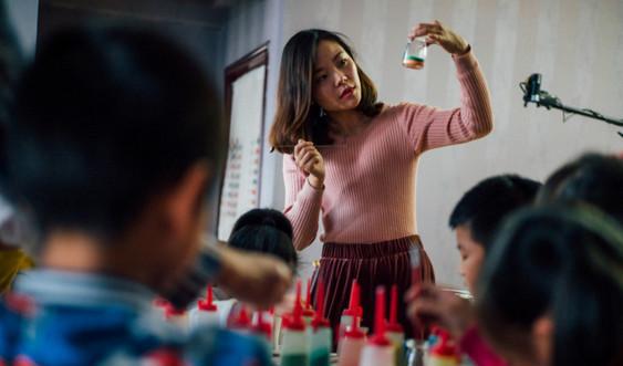 家长热衷培养孩子学习沙画 学费不贵还能发挥想象力