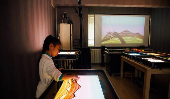 家长热衷培养孩子学习沙画 学费不贵还能发挥想象力