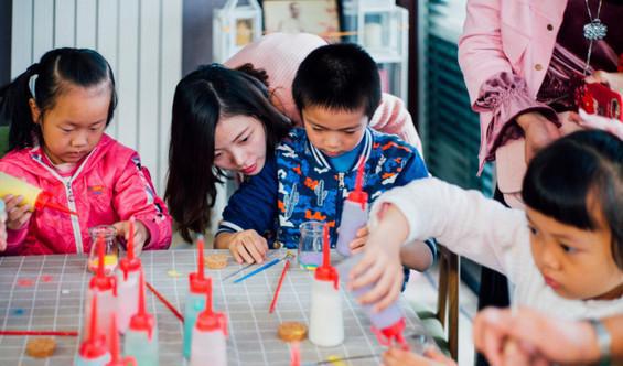家长热衷培养孩子学习沙画 学费不贵还能发挥想象力