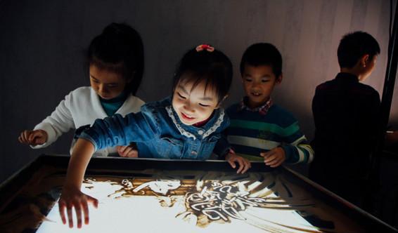 家长热衷培养孩子学习沙画 学费不贵还能发挥想象力