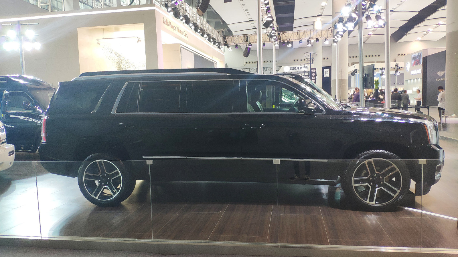 广州车展:由GMC改装而来的白宫一号