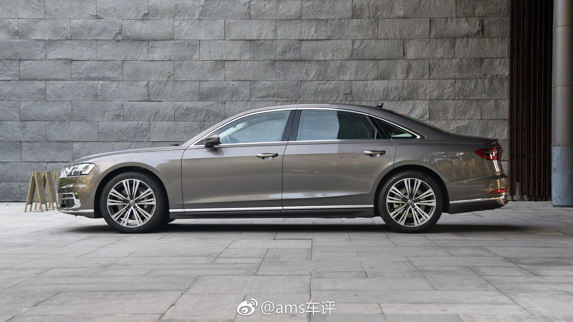 奥迪官方公布了全新一代A8L四款车型的预售价，其预售价区间为95