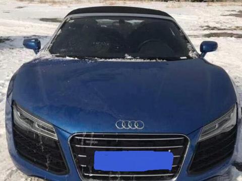 黑龙江小伙开奥迪R8玩漂移，女友表示他最喜欢下雪天了