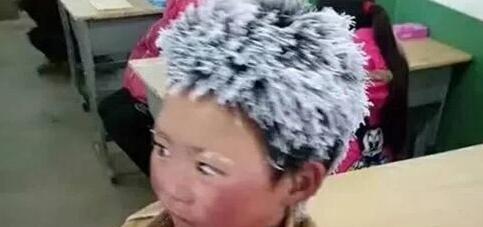 冰花男孩看升旗，終于圓夢(mèng)了