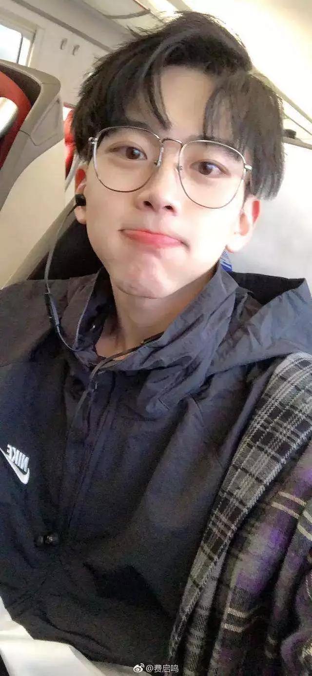 被指颜值差异太大,粉丝解释:只是因为脱下了眼镜