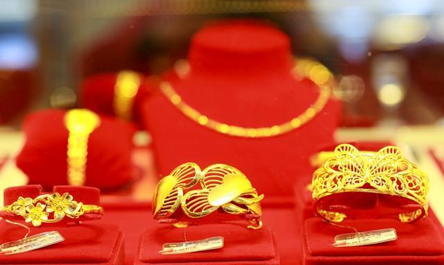 黄金首饰几时买比较便宜？老凤祥好还是周大福好？