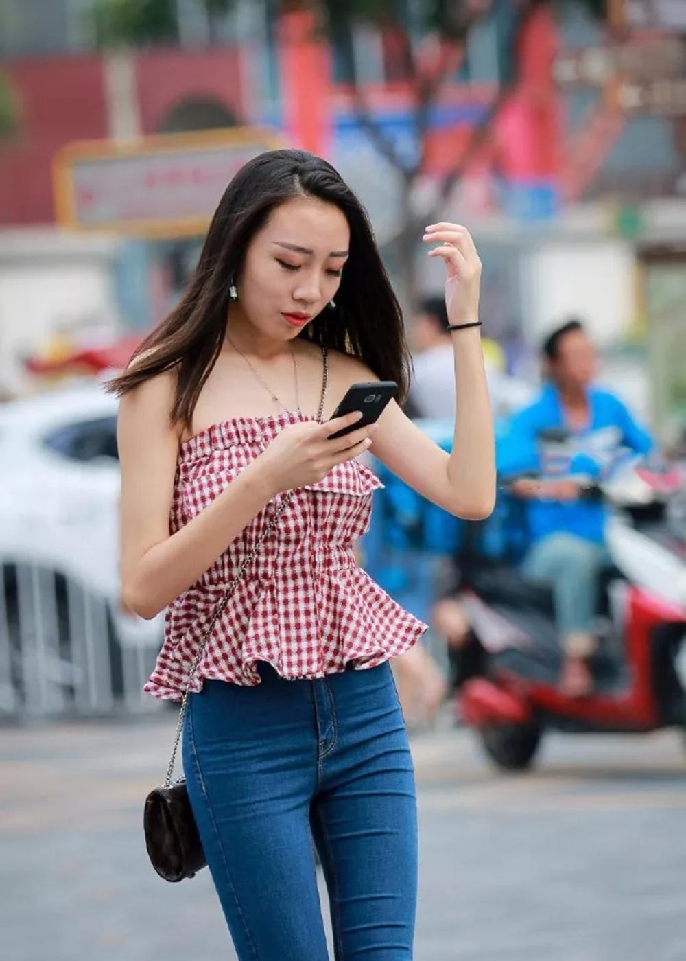 街拍女神: 紧身牛仔裤美女, 大长腿很显眼!