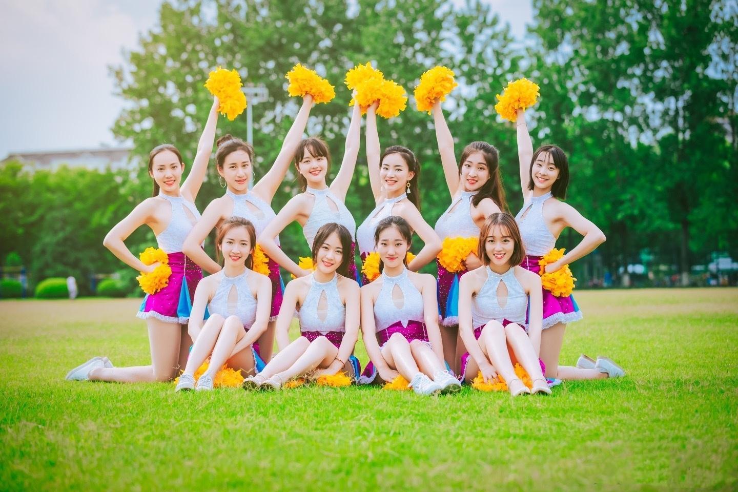 浙大啦啦操队毕业照走红, 全是美女学霸!
