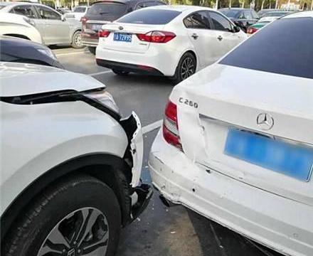 20万日系车追尾奔驰，车主下车一看，大呼：这铁皮薄得可以！