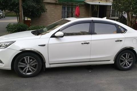 长安-逸动，内饰质感优良，多功能方向盘自动挡