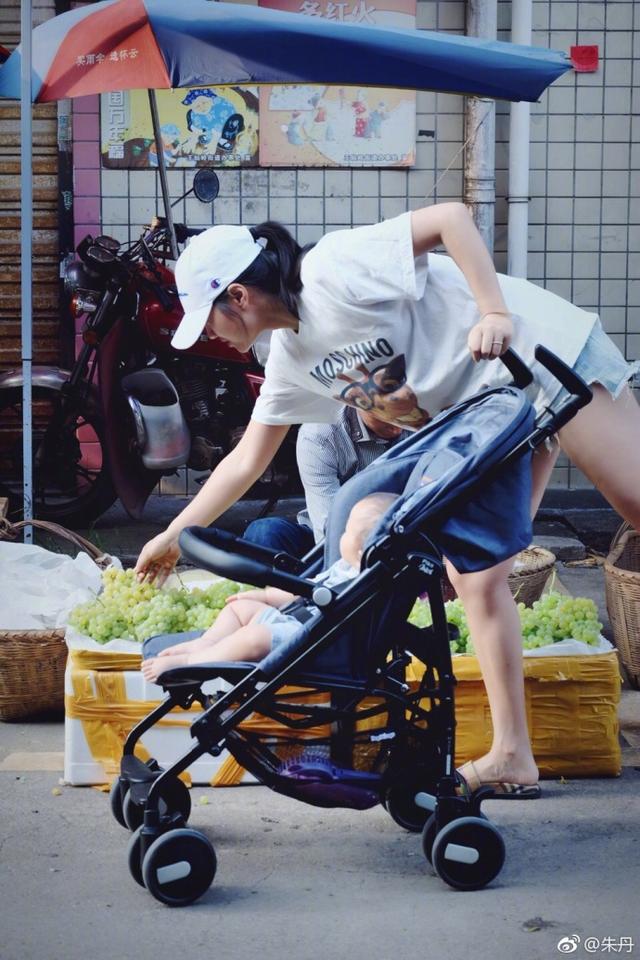 朱丹带女儿逛街买葡萄，女儿胖嘟嘟的好可爱，可意外曝光家庭住址