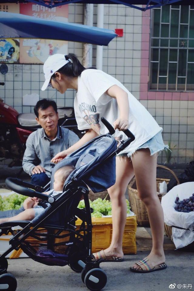 朱丹带女儿逛街买葡萄，女儿胖嘟嘟的好可爱，可意外曝光家庭住址