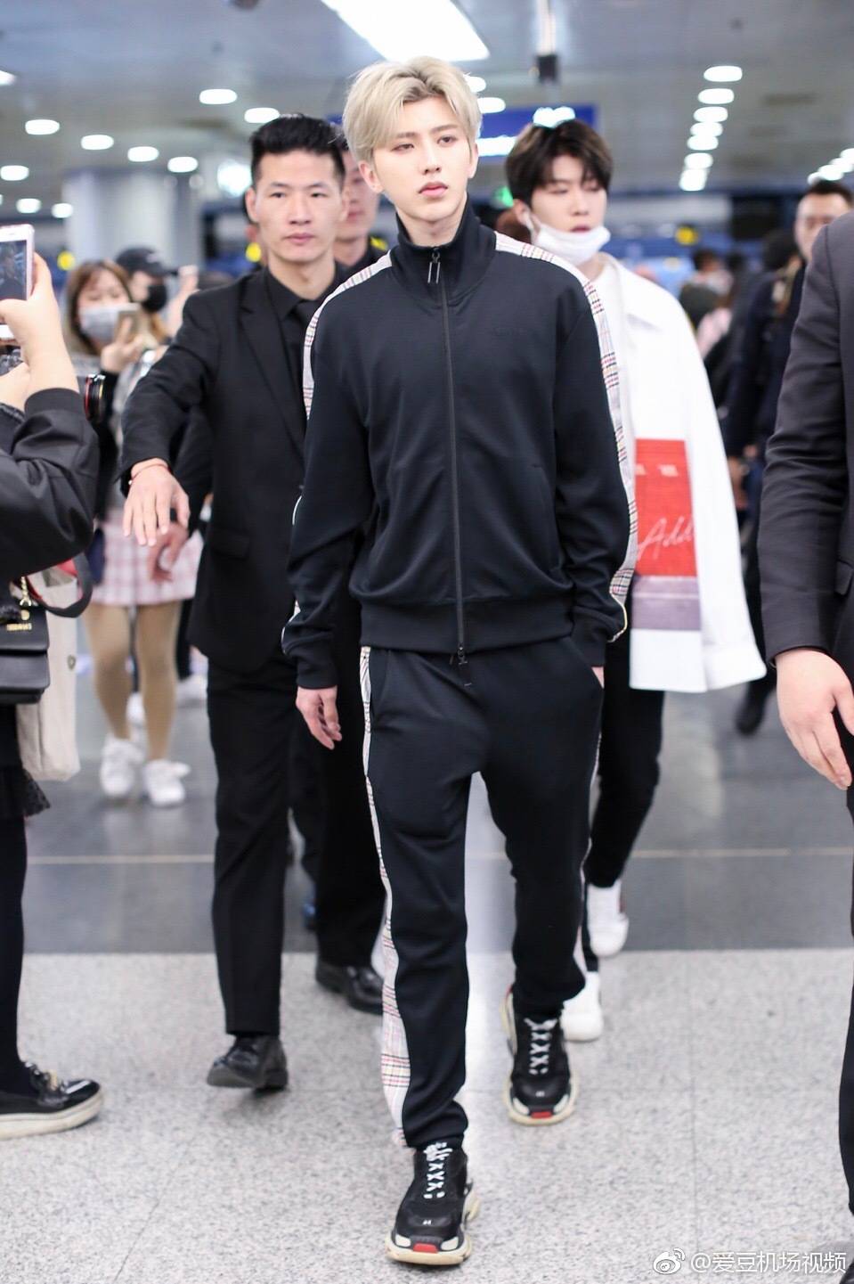 蔡徐坤北京洛杉矶,休闲运动装+时尚老爹鞋