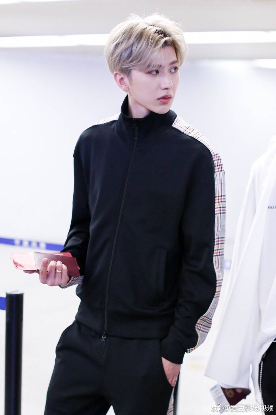 蔡徐坤北京洛杉矶,休闲运动装+时尚老爹鞋