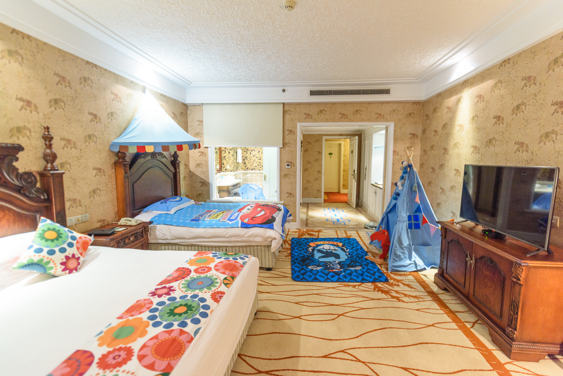 1世界大酒店,叫前台开一间比较有特色的房间,