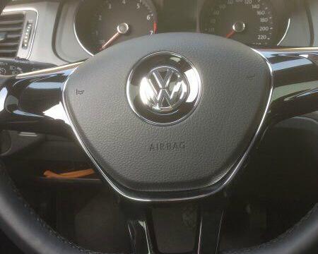 小伙不加价买思域，14万提走小奔驰，谁见都说好看