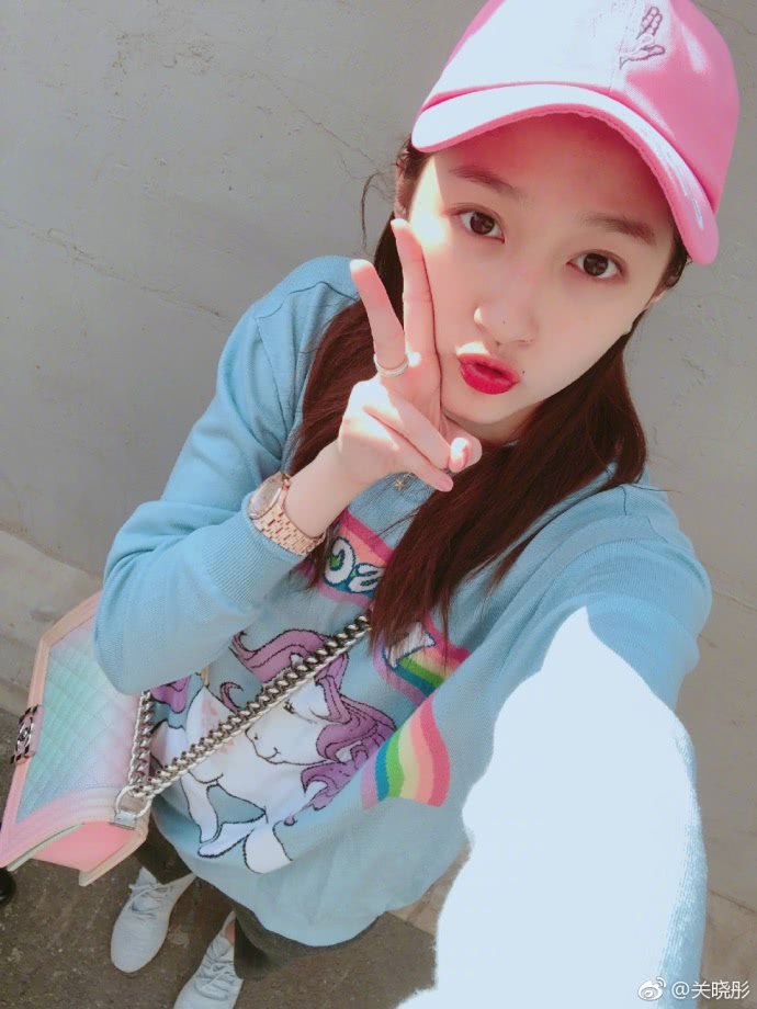 关晓彤晒儿时与爷爷同框照呆萌漂亮，原来她从小美到大