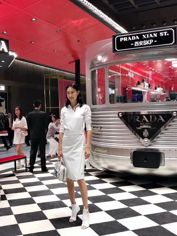 秦舒培忙完工作回家陪女儿，alaia对她认生不让碰？哭成小花脸！