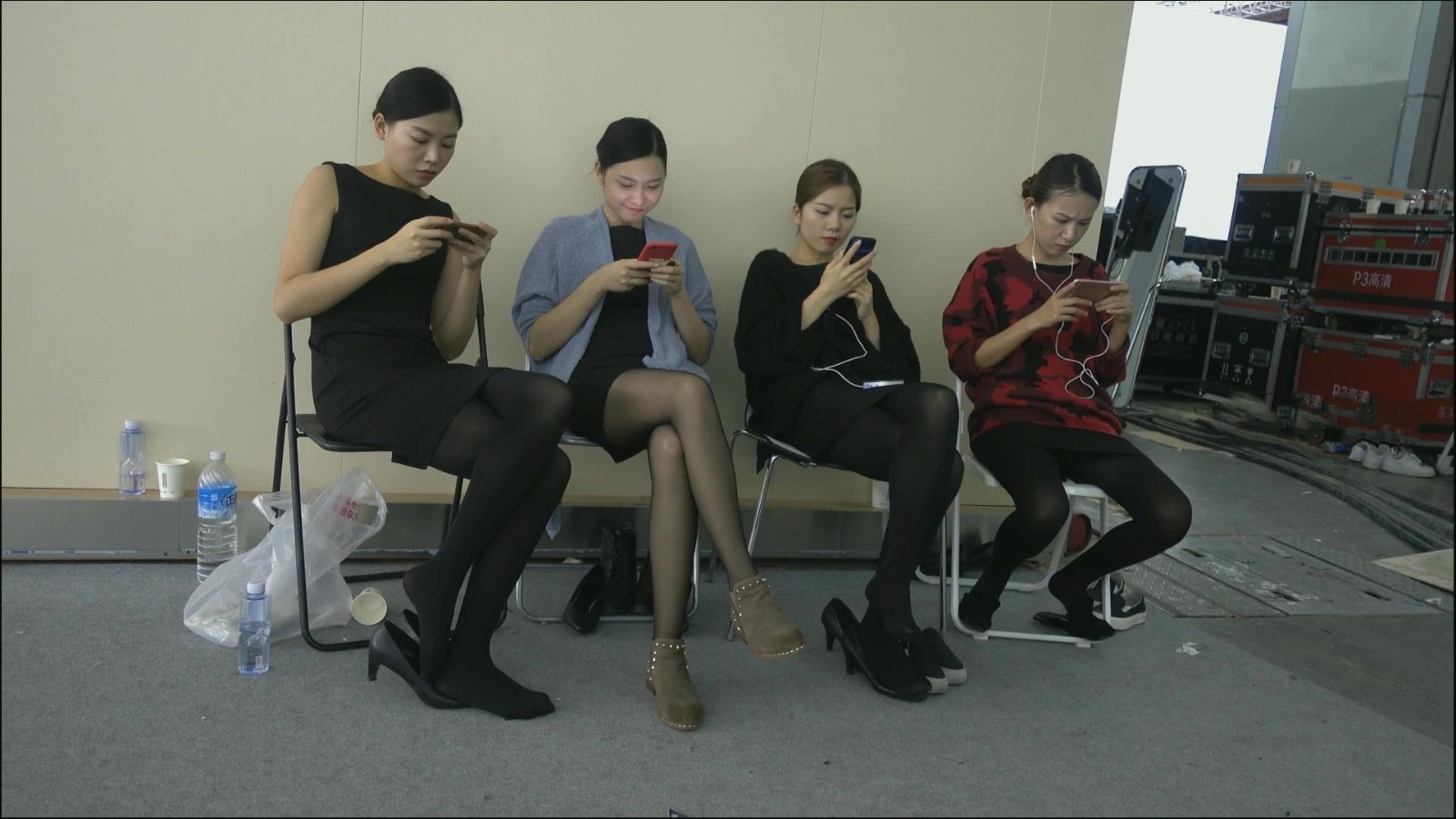 最新街拍:丝袜美女公共场合晾臭脚,网友:太酸爽