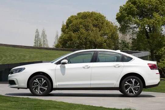 最丢人的中级车，上市号称比迈腾强，如今降价3万依旧无人问津