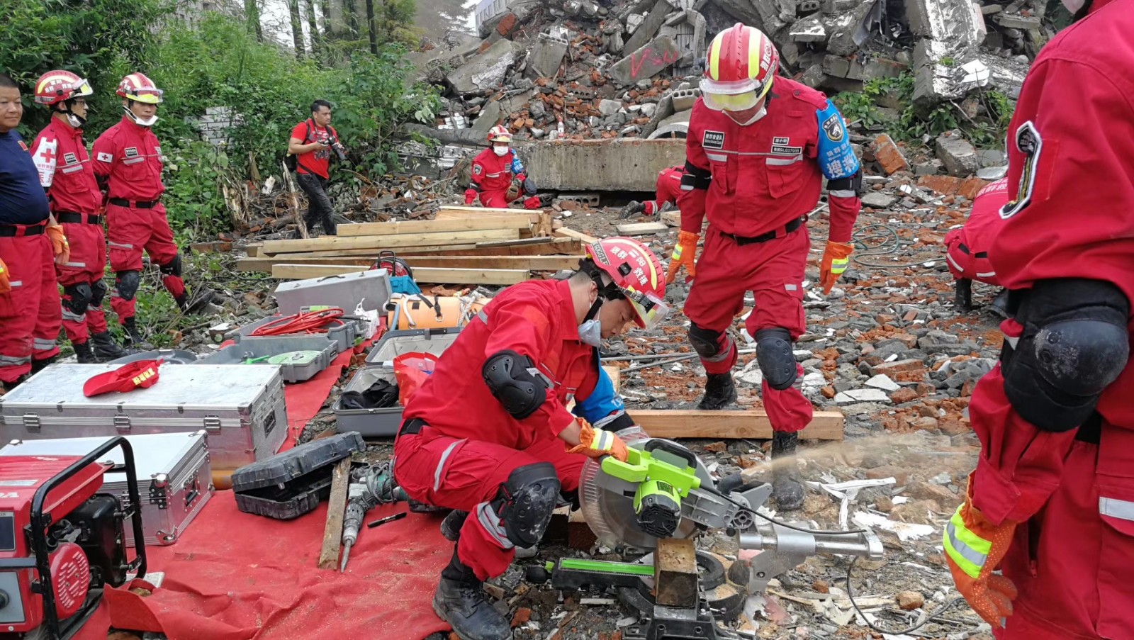 失温为何还要脱衣？哀牢山遇难者遗体现场：有人身上衣...