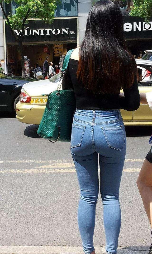 街拍微胖的女生穿紧身牛仔裤会很美其实美臀也