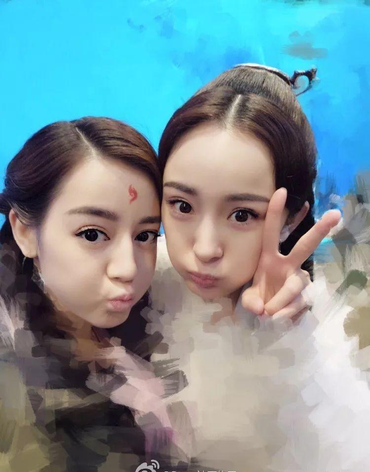 网友偶遇迪丽热巴的妹妹"迪丽冷巴", 说两人像双胞胎?
