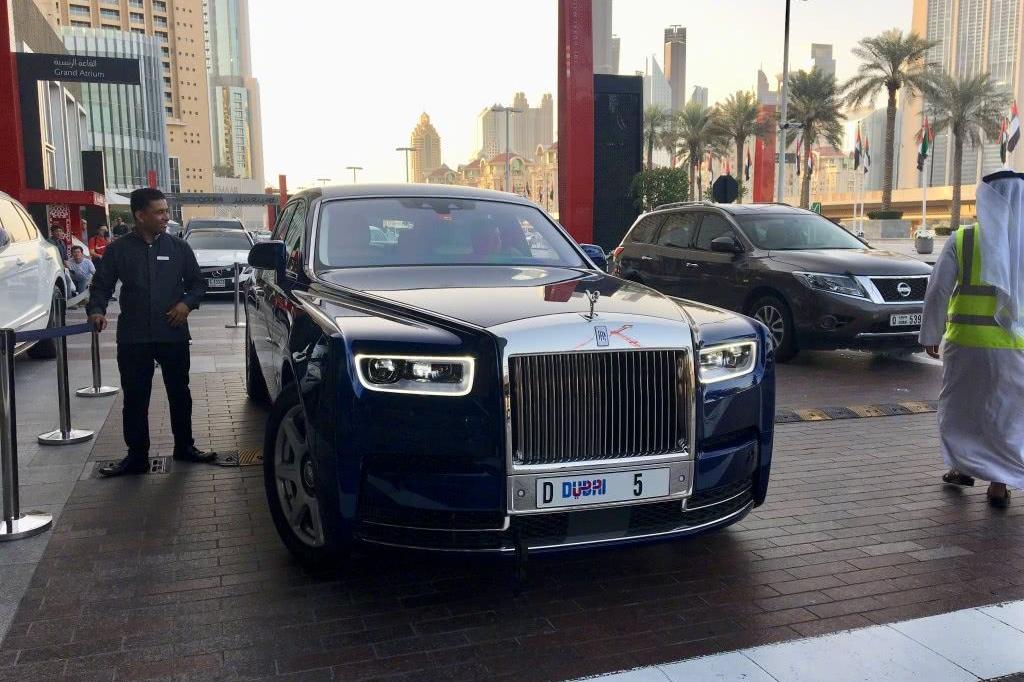 迪拜土豪花5700万买数字5车牌，两辆幻影换着挂，妹子却只看眉毛