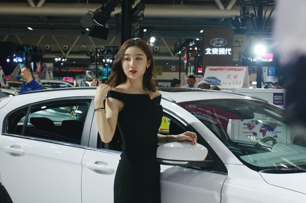 漂亮鹅蛋脸车模美女媚眼如丝车展气质