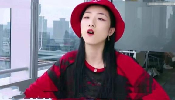 出道三个月后,杨超越资源稳居第一,曾经退团的