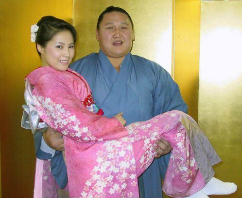 为什么日本有很多漂亮的女明星会嫁给相扑手?