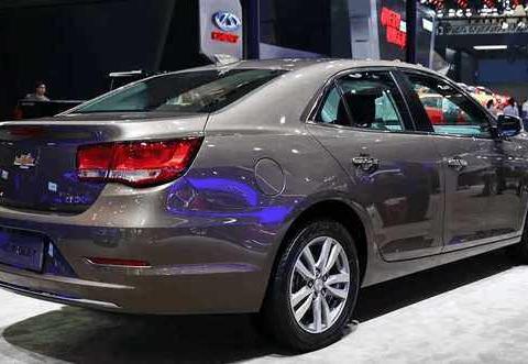 日产轩逸追尾雪佛兰迈锐宝，车主：12万买了个“易拉罐”！