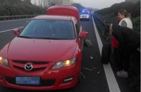 汽车在高速路上爆胎了,停车下来换胎算不算违章?
