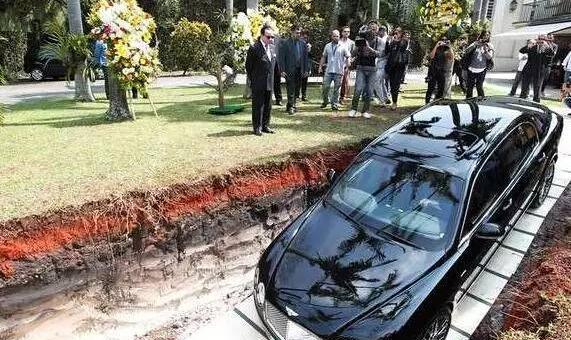 宾利埋土里车主获路人怒赞, 雷克萨斯车主动歪脑筋埋车, 却被罚款