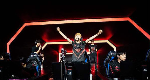 这一细节暴露LPL与LCK贫富差距,一副耳机上