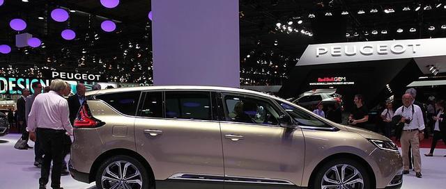 法国人告诉丰田啥叫MPV, 这车在欧洲干掉大众, 却不敢来国内卖