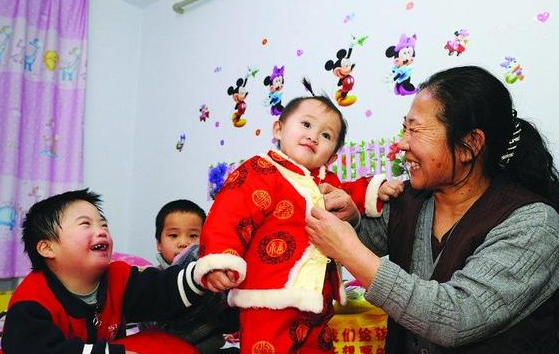 婆婆给孩子穿旧衣服,婆媳大吵一架,你会给孩子