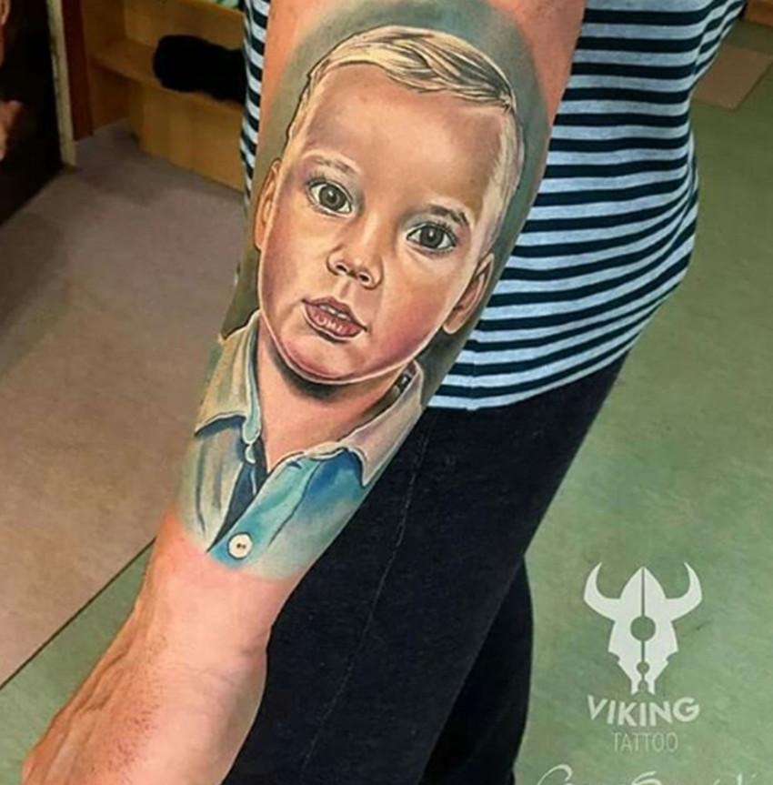 这些父母把孩子照片纹到身上 你敢尝试吗|纹身|父母|襁褓_新浪新闻